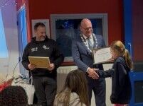 Burgemeester Hoorn verrast jongeren De Vakantieploeg in De Cogge