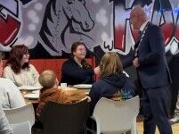 Burgemeester Hoorn verrast jongeren De Vakantieploeg in De Cogge