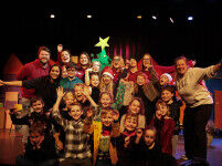 Jonge musicalsterrren stralen tijdens voorstelling