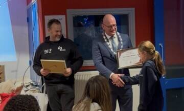 Burgemeester Hoorn verrast jongeren De Vakantieploeg in De Cogge