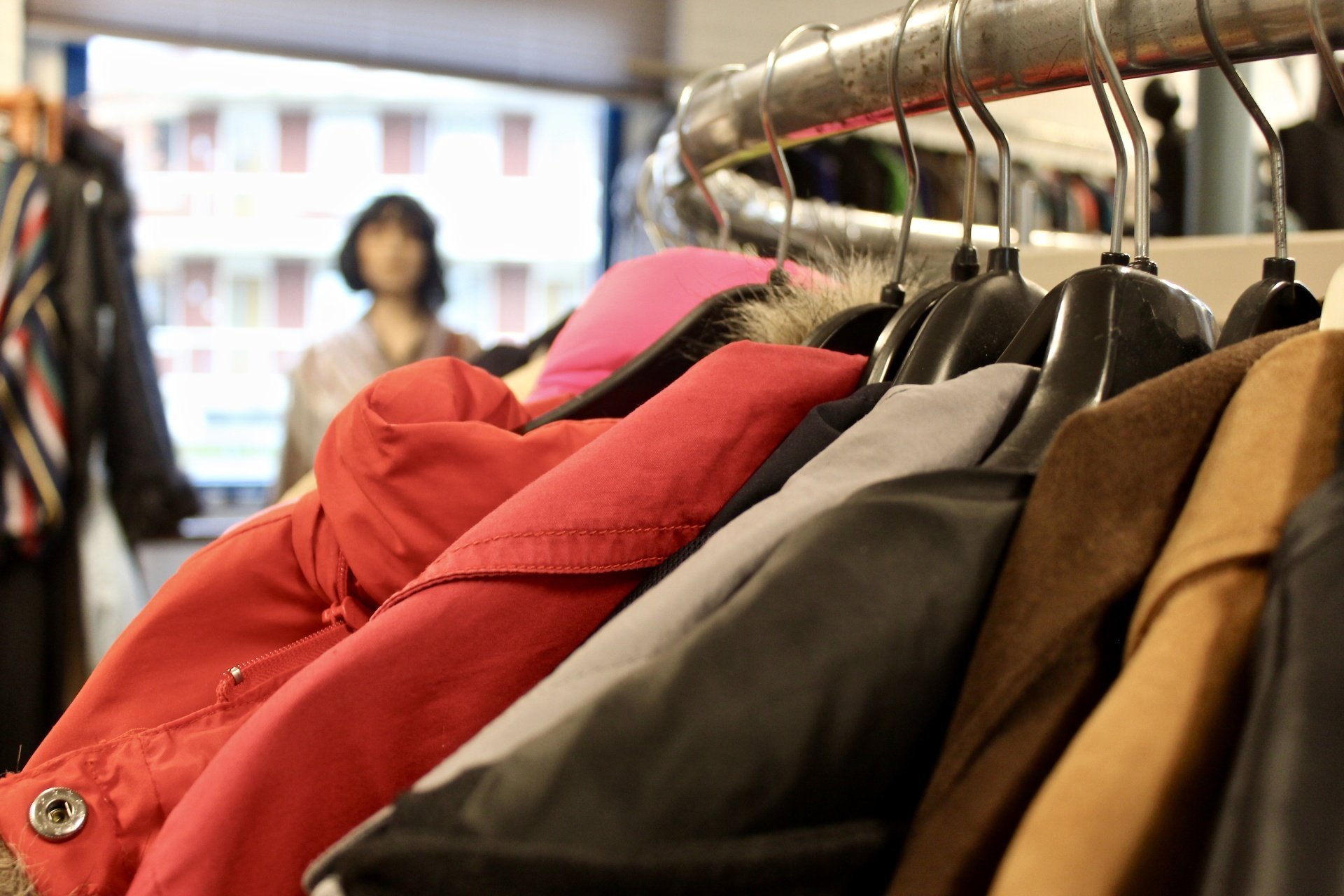 Onderdrukker zo veel Garantie Tweedehands kleding winkel Doe Wat | Stichting Netwerk Hoorn